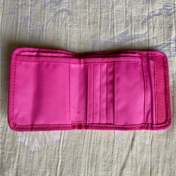 Hello Kitty Wallet 2011 - Picture 4 of 13